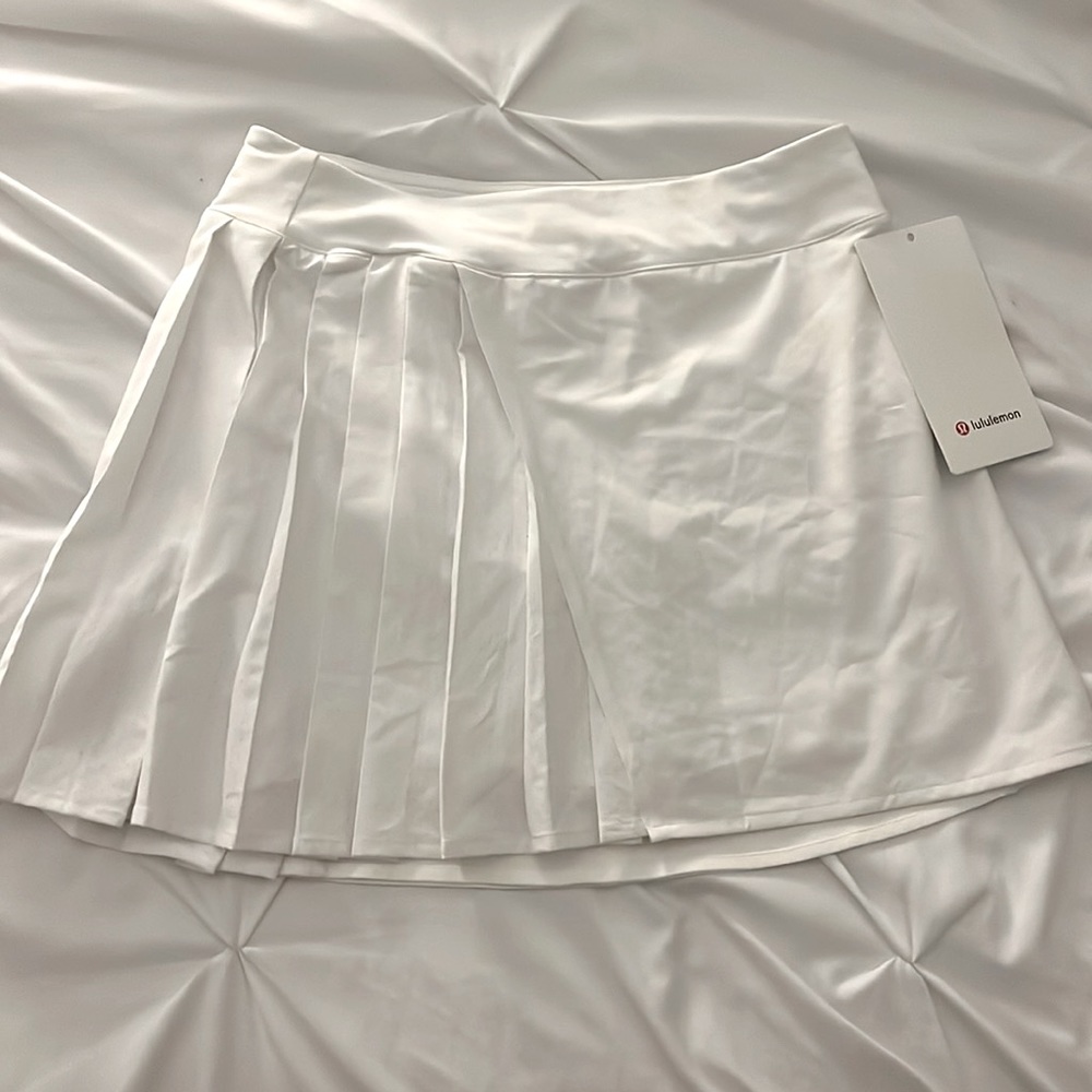 BRAND NEW: white lulu skirt